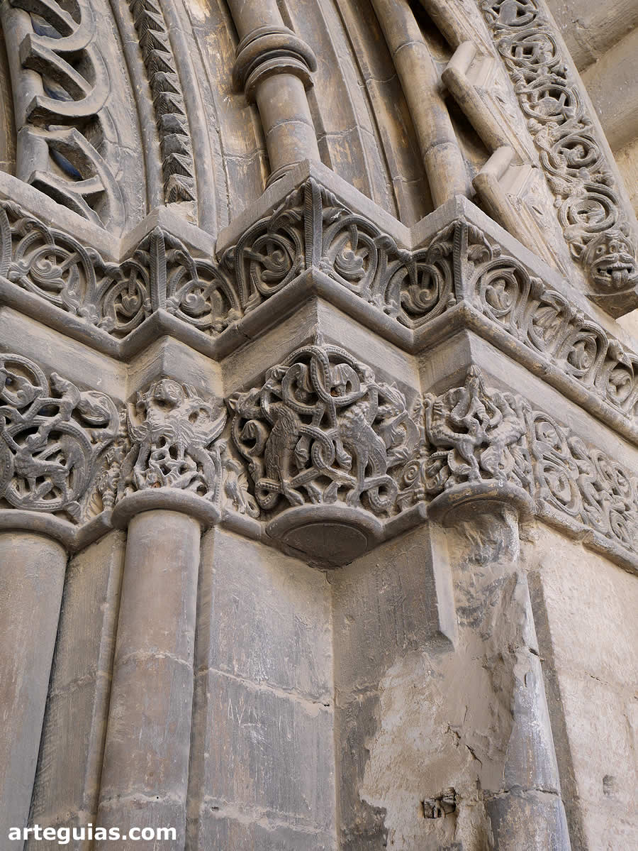 Arquivoltas y capiteles corridos