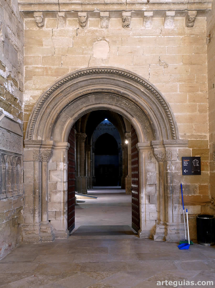 Peque&ntilde;a puerta lateral rom&aacute;nica