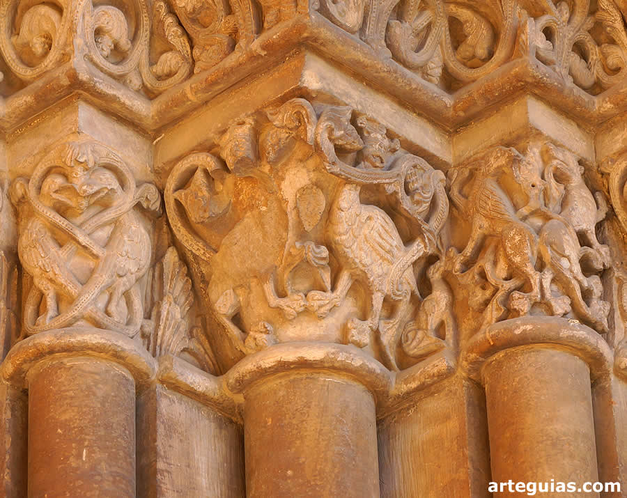 T&iacute;picos capiteles de las puertas de la Escuela Leridana