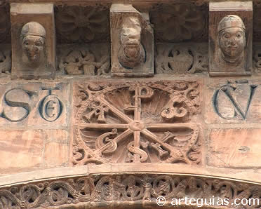 Crism&oacute;n sobre la clave de la Puerta de la Anunciata