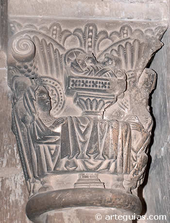 Nacimiento de Cristo en un capitel de la puerta occidental de la nave de la Ep&iacute;stola