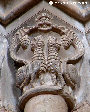 Capitel interior de una columna del transepto