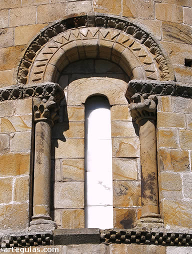 Ventanal del &aacute;bside. Colegiata Casta&ntilde;eda