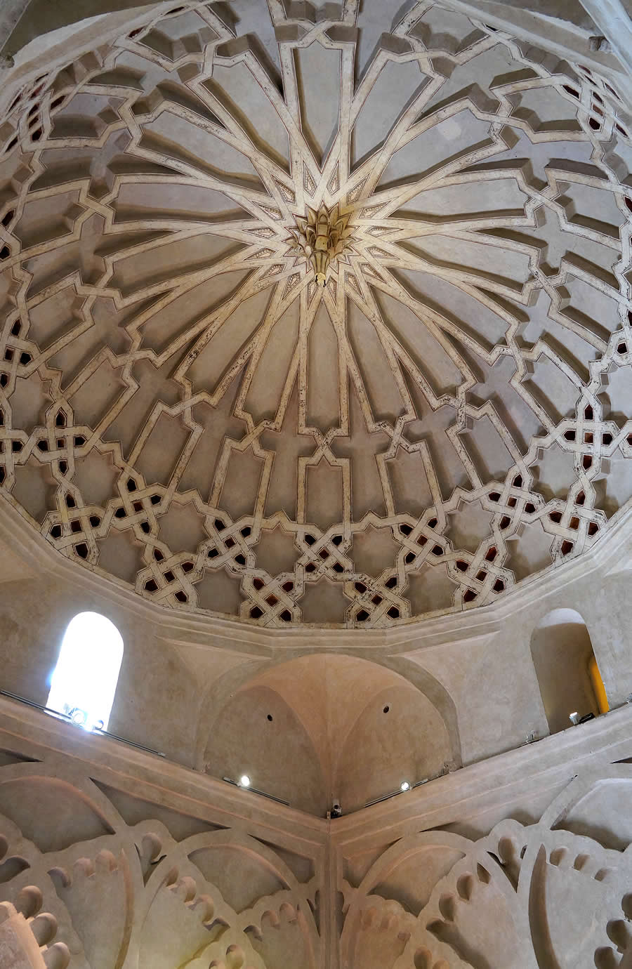 La Capilla Dorada destaca por esta cúpula decorada por acos entrecuzados y lacerías