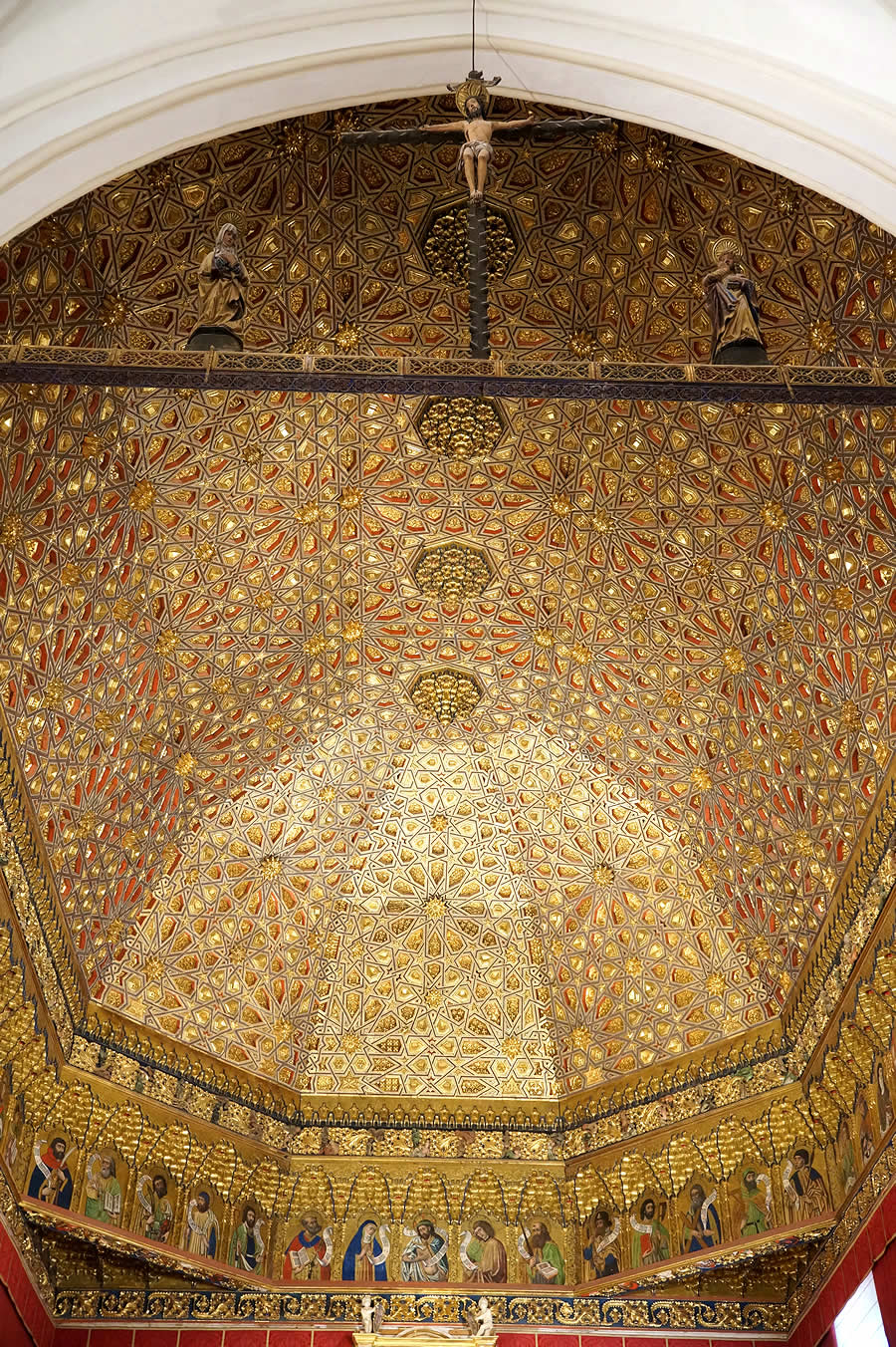 La Capilla Mayor de la iglesia monástica es un espectacular artesonado mudéjar