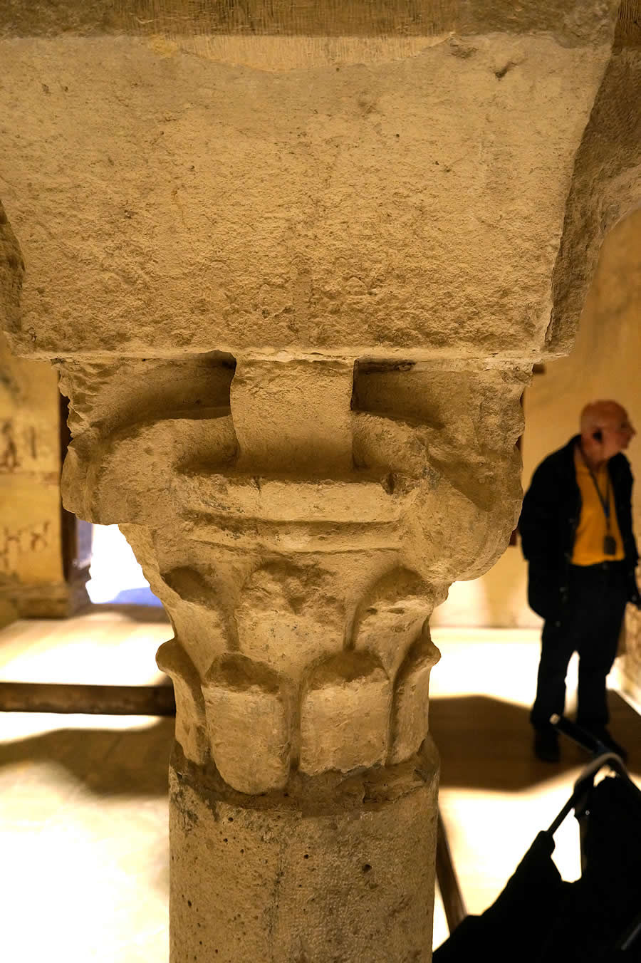 Capitel andalusí en los Baños Reales del Convento