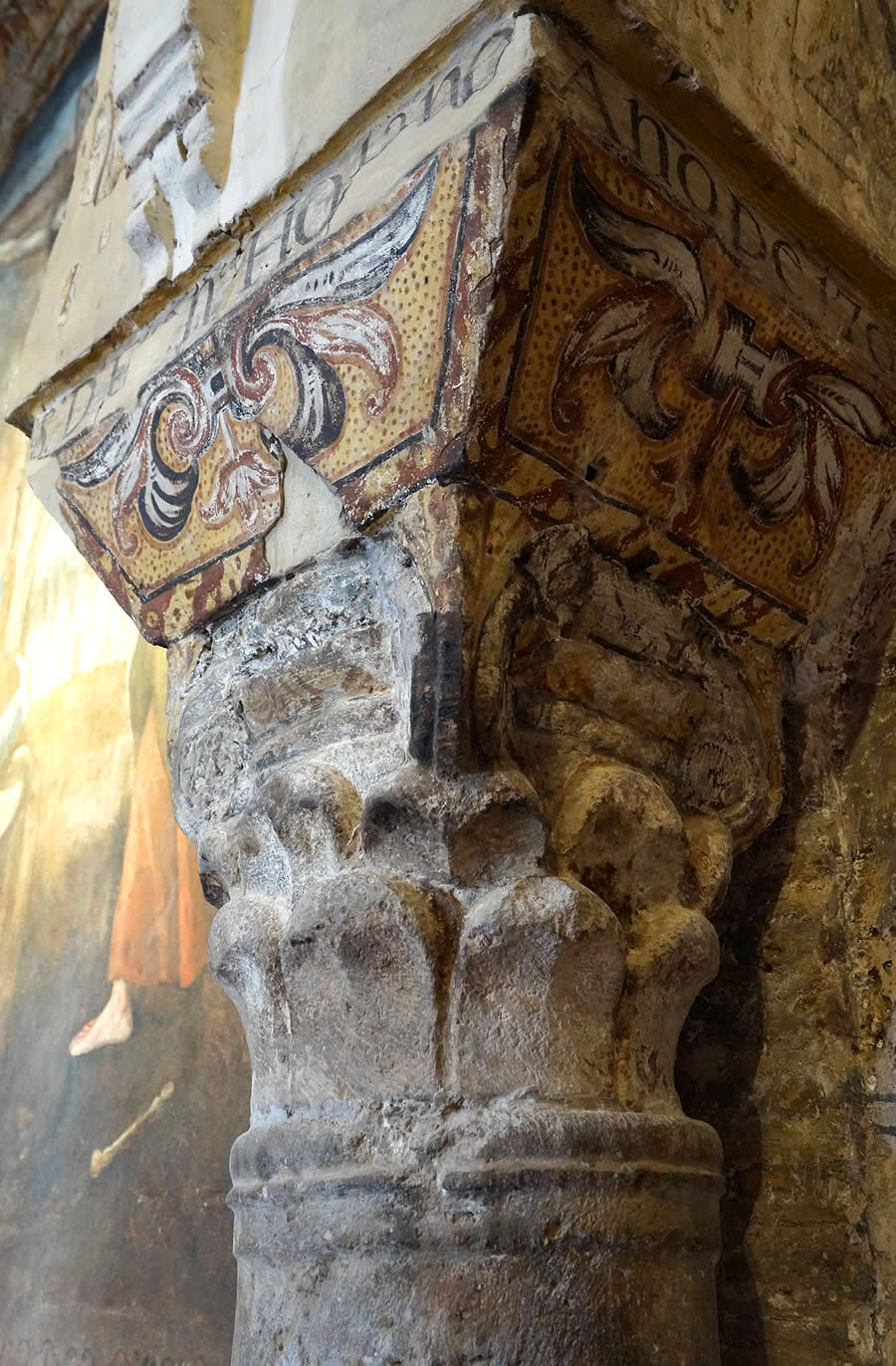 Capitel andalusí en la Capilla Dorada del Convento de Santa Clara de Tordesillas