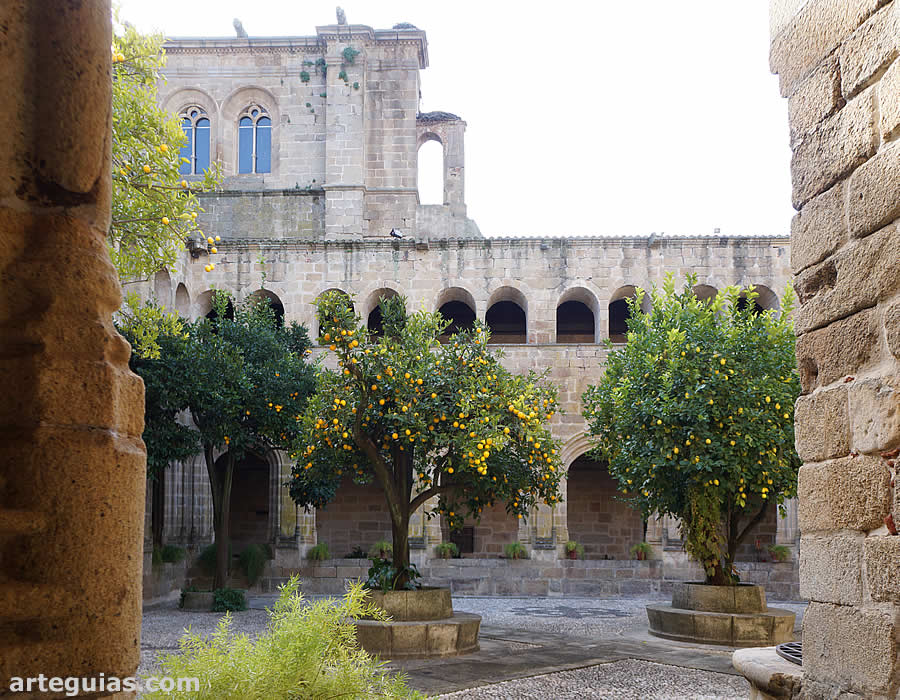 Patio del claustro. Conventual de San Benito de Alc&aacute;ntara, C&aacute;ceres