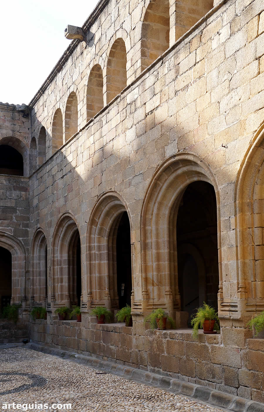 Claustro del Convento de San Benito. Alc&aacute;ntara