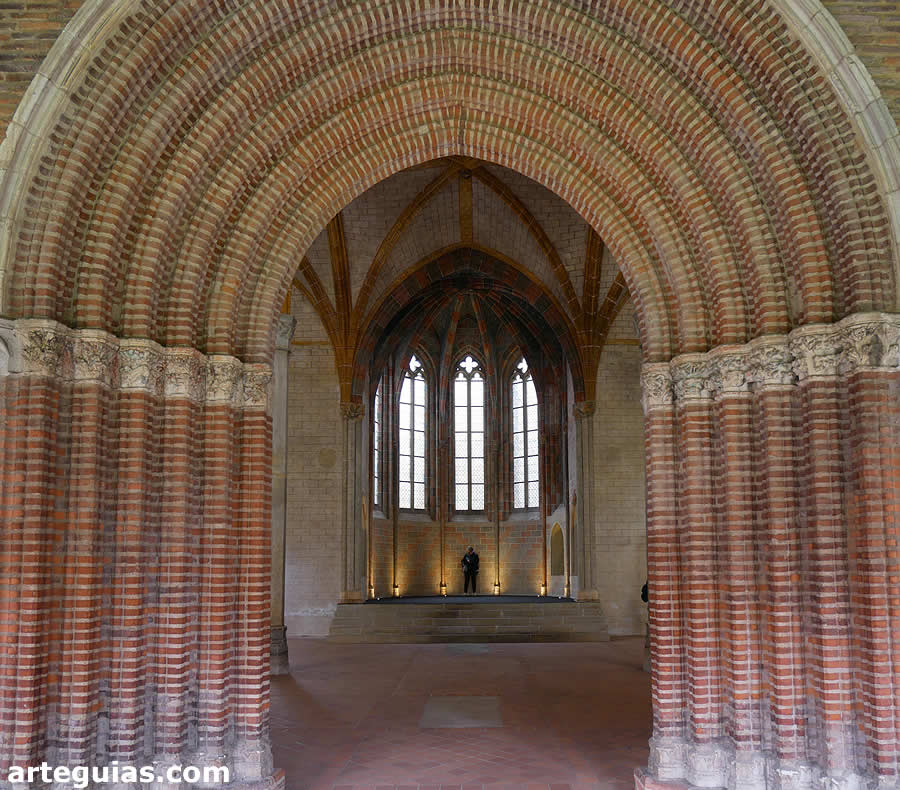 Convento de los Jacobinos de Toulouse: puerta de entrada a la sala capitular