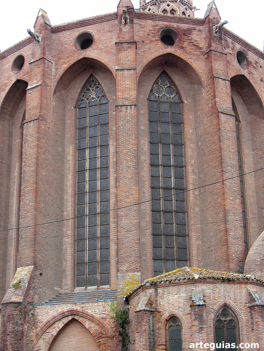 La iglesia conventual est&aacute; construida con ladrillos rosados