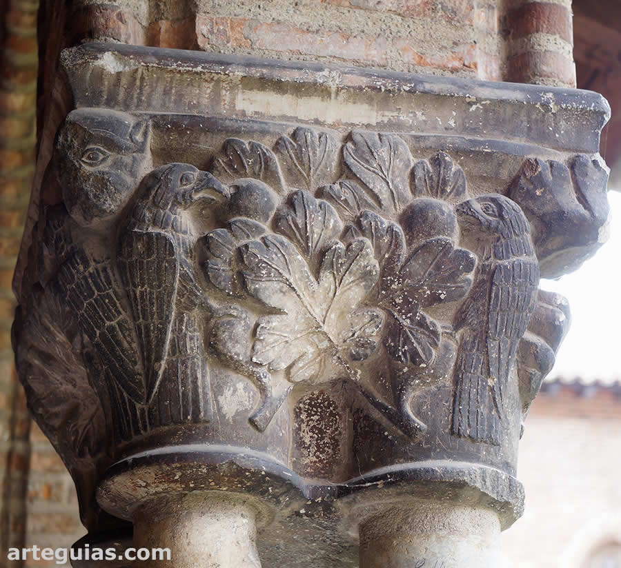 Capitel con aves del claustro