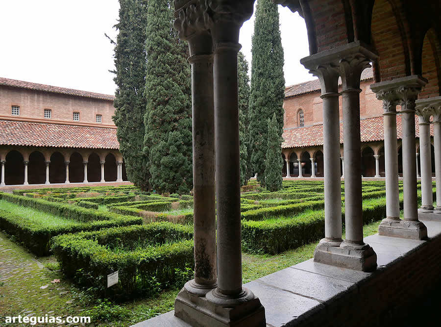 Columnas y arcos del claustro. Convento de los Jacobinos de Toulouse