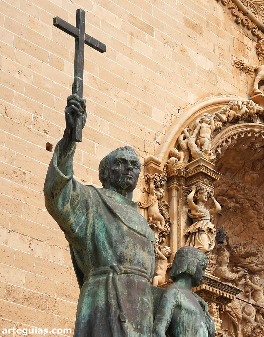 Estatua del fraile Franciscano Fray Jun&iacute;pero Serra