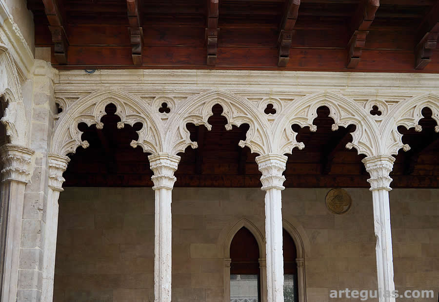 Arcos con intrad&oacute;s angrelados
