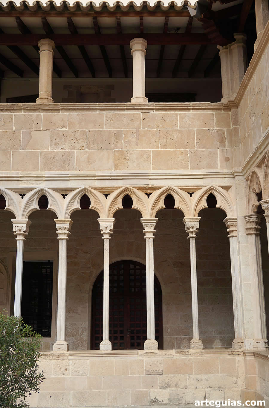Los dos pisos superpuestos del claustro