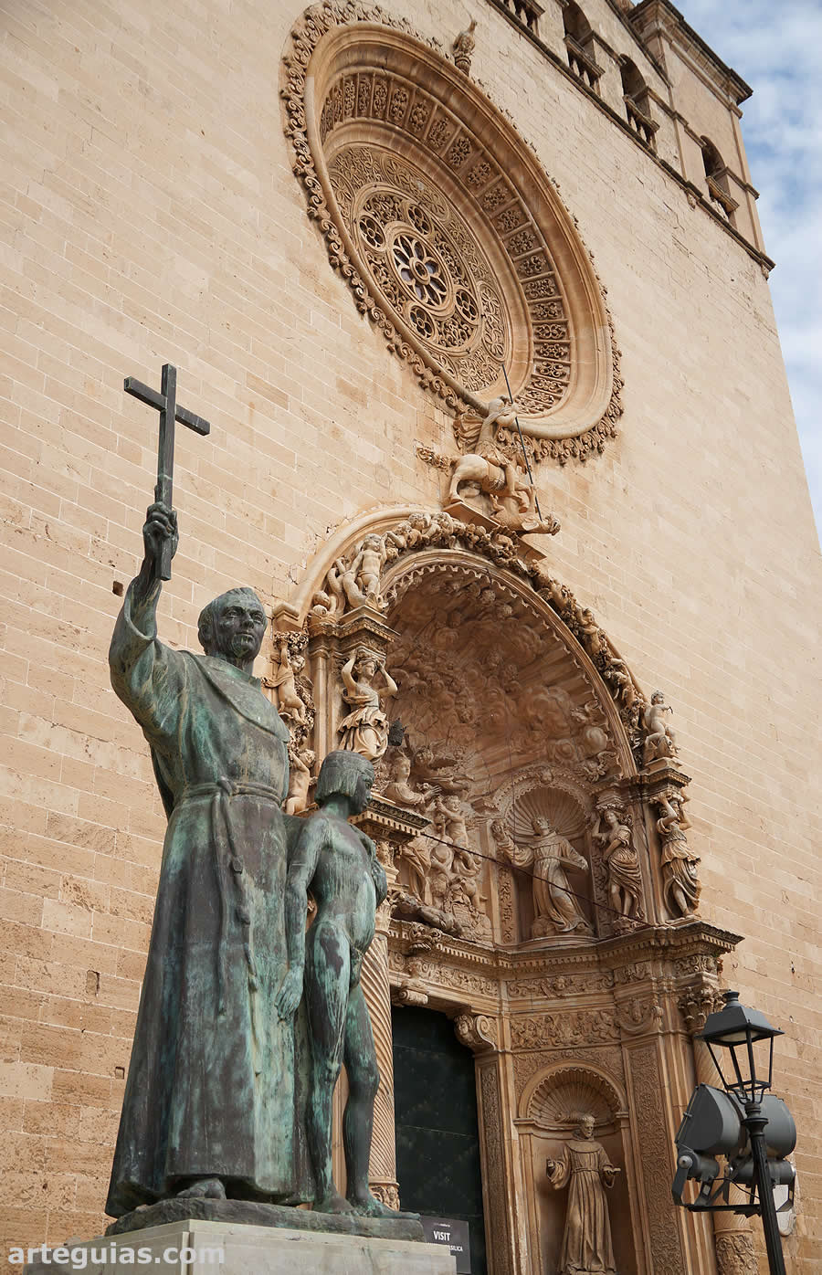 Fachada de la iglesia