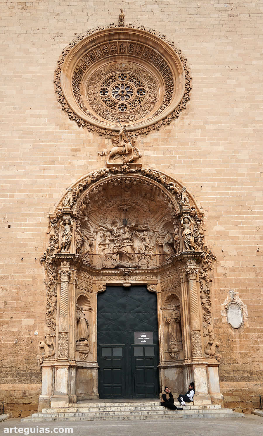 Monumental fachada barroca que reemplaz&oacute; a la original