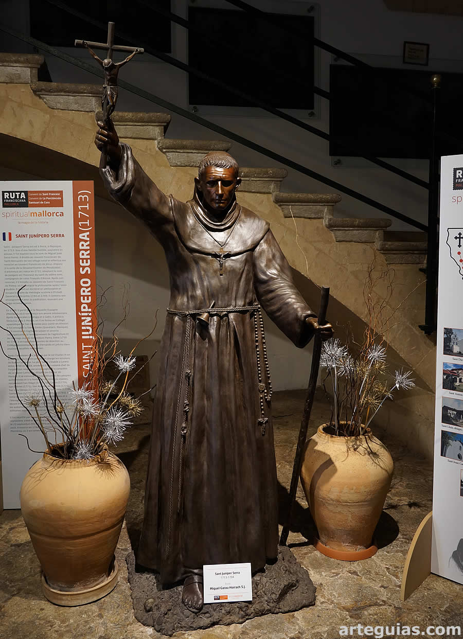 Estatua de Fray Jun&iacute;pero Serra en una de las dependencias del antiguo convento