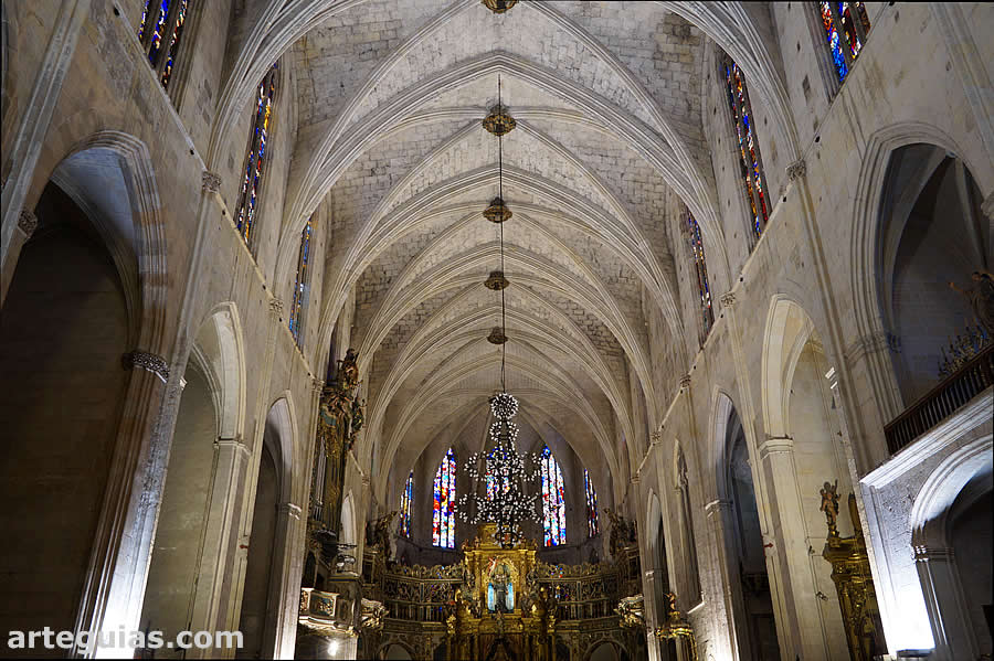 Interior de la iglesia g&oacute;tica franciscana