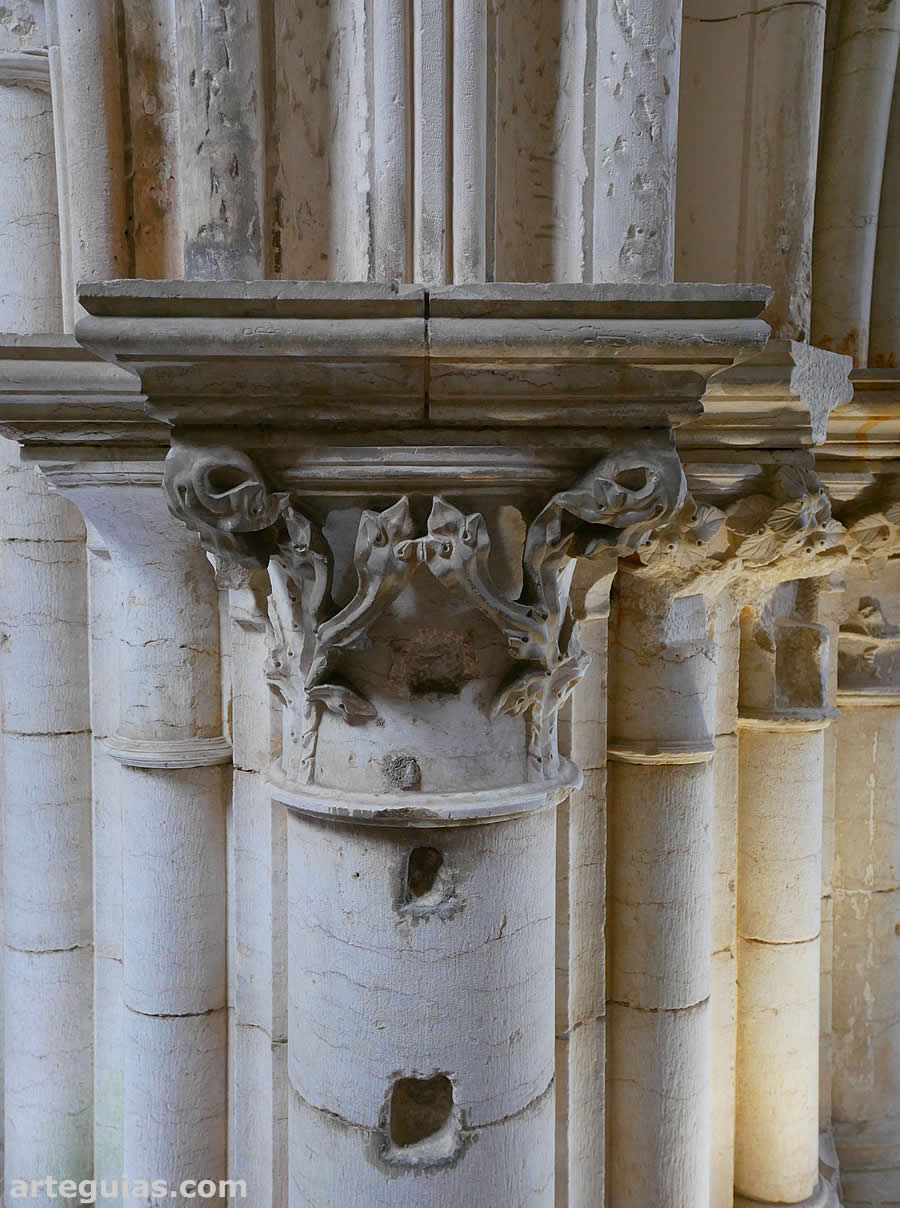 Capiteles y columnas g&oacute;ticas de la estructura g&oacute;tica que soporta el coro