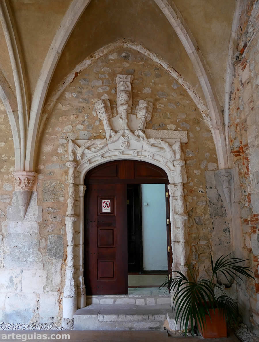 Puerta manuelina que se abre en una de las pandas del claustro