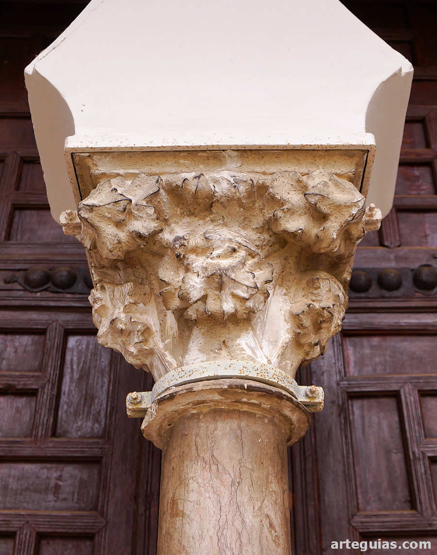 Capitel de parteluz en uno de los ajimeces que tiene el convento como puerta