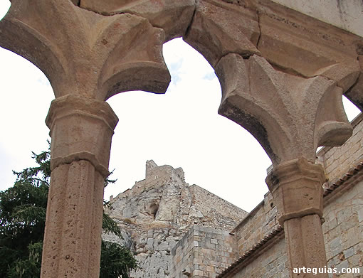 Desde el claustro del convento se aprecia perfectamente el castillo que domina Morella