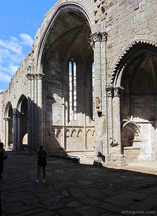 Convento de Santo Domingo de Pontevedra: interior de la cabecera de cinco &aacute;bsides