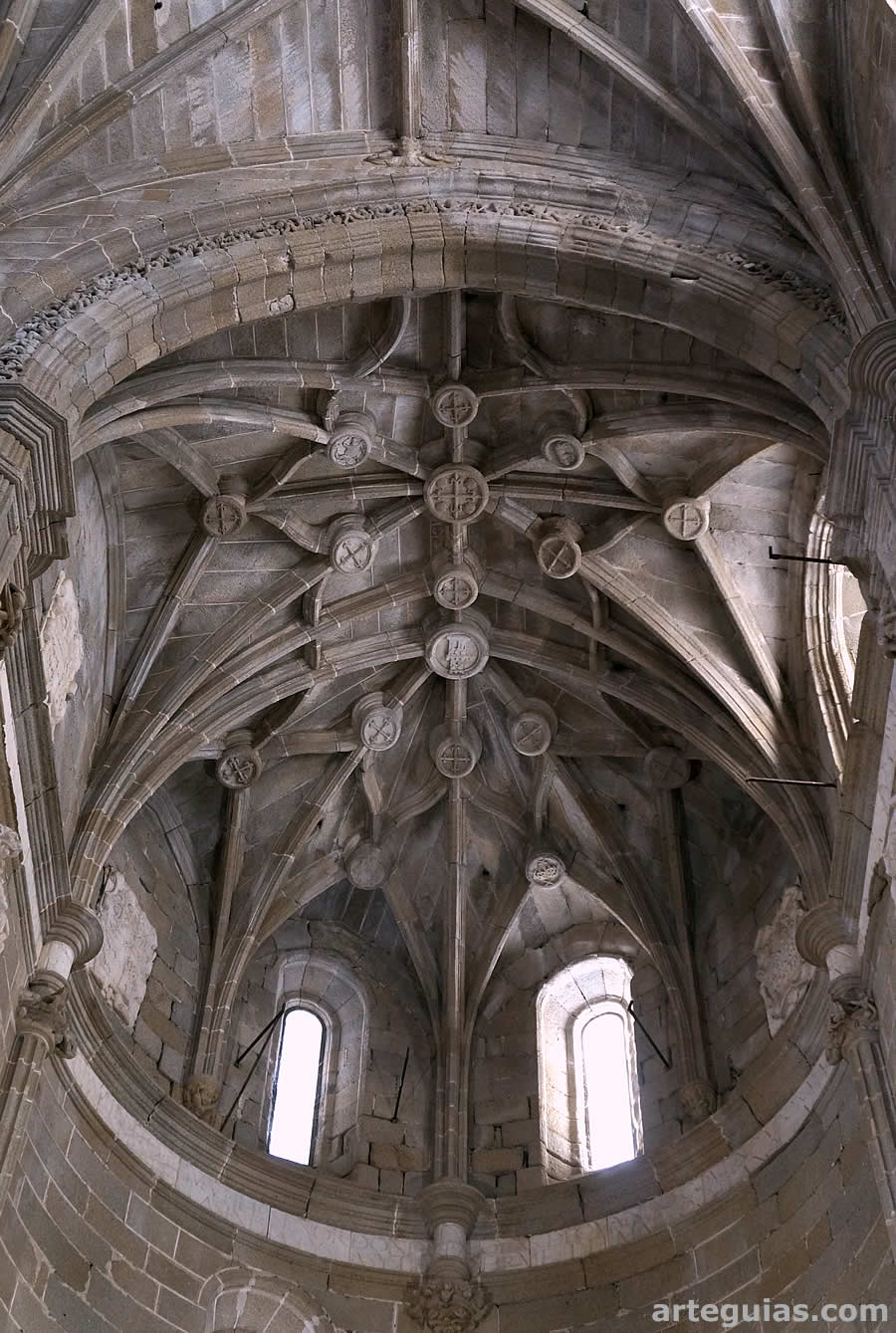 B&oacute;vedas de la iglesia. Conventual de San Benito de Alc&aacute;ntara, C&aacute;ceres
