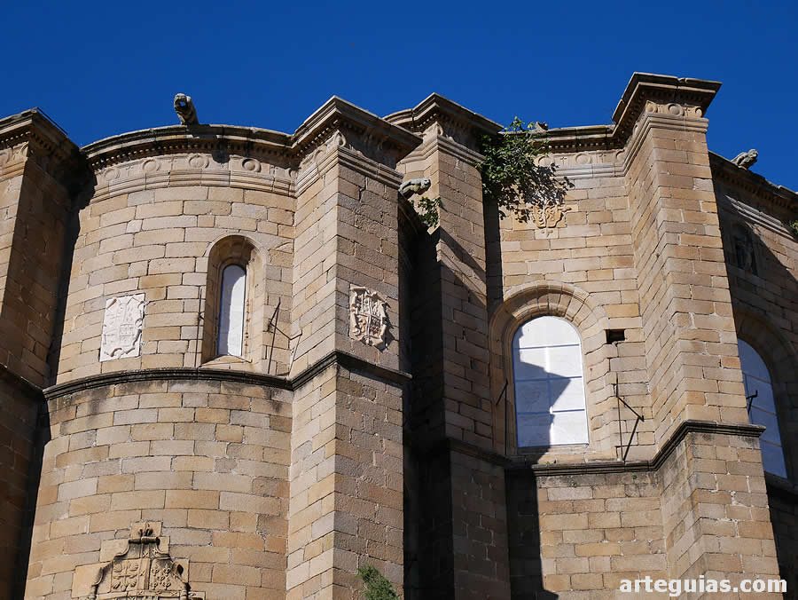 Detalle de los &aacute;bsides de la iglesia conventual