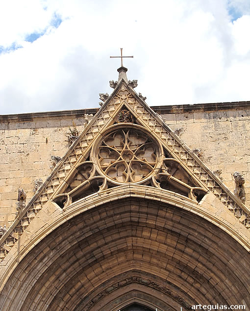Gablete y arquivoltas de la puerta principal de la Iglesia Arciprestal de Morella
