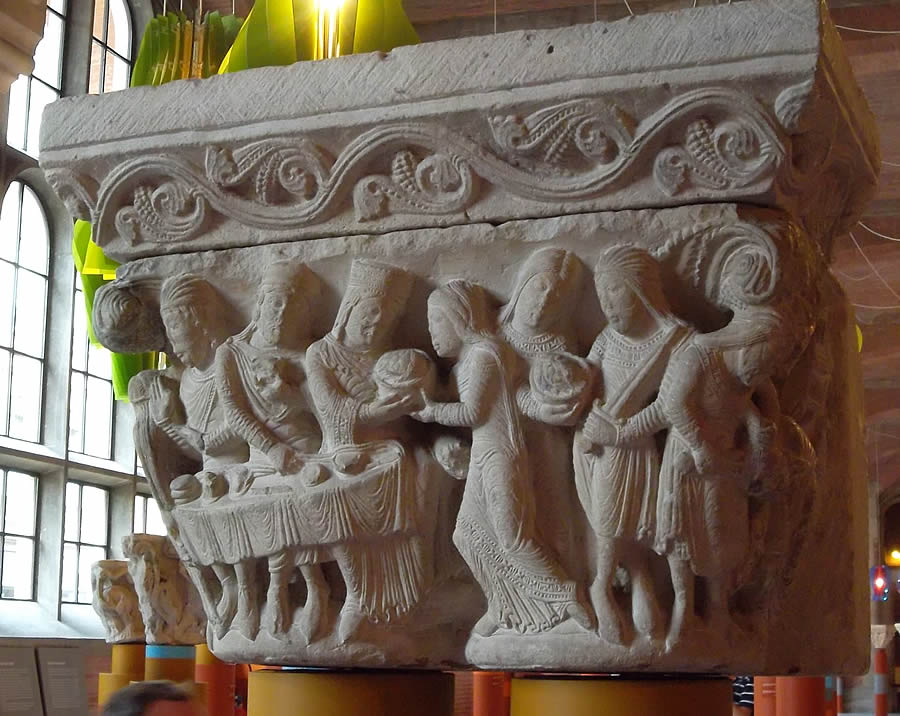 Uno de los muchos capiteles rom&aacute;nicos expuestos en el Museo de los Agustinos d Toulouse