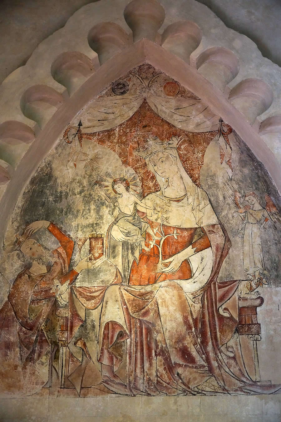 Pintura mural de la Capilla Dorada del Real MOnasterio con el pasaje de la Adoración de los Magos