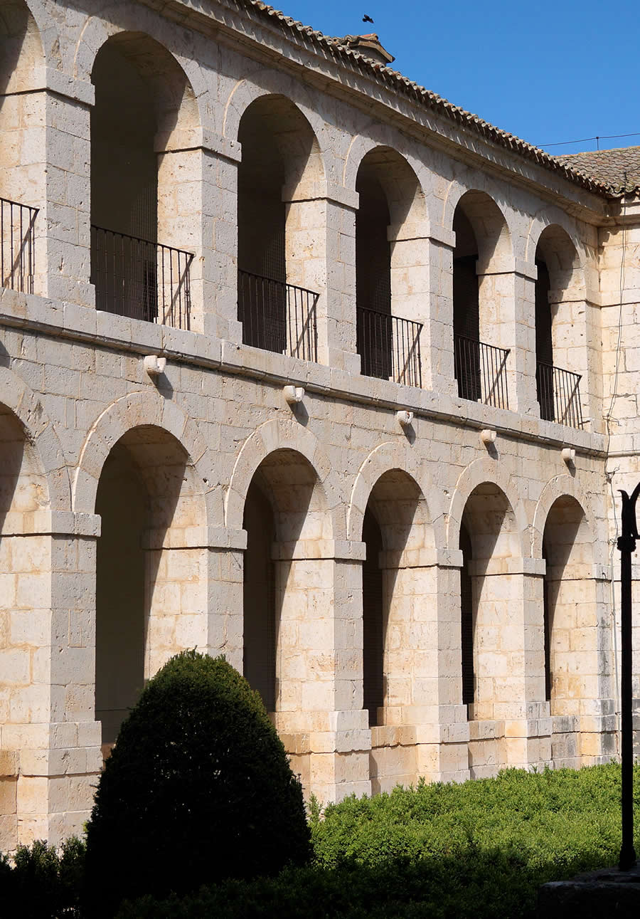 El renacimiento del Patio del Vergel se aprecia en sus arquería austeras