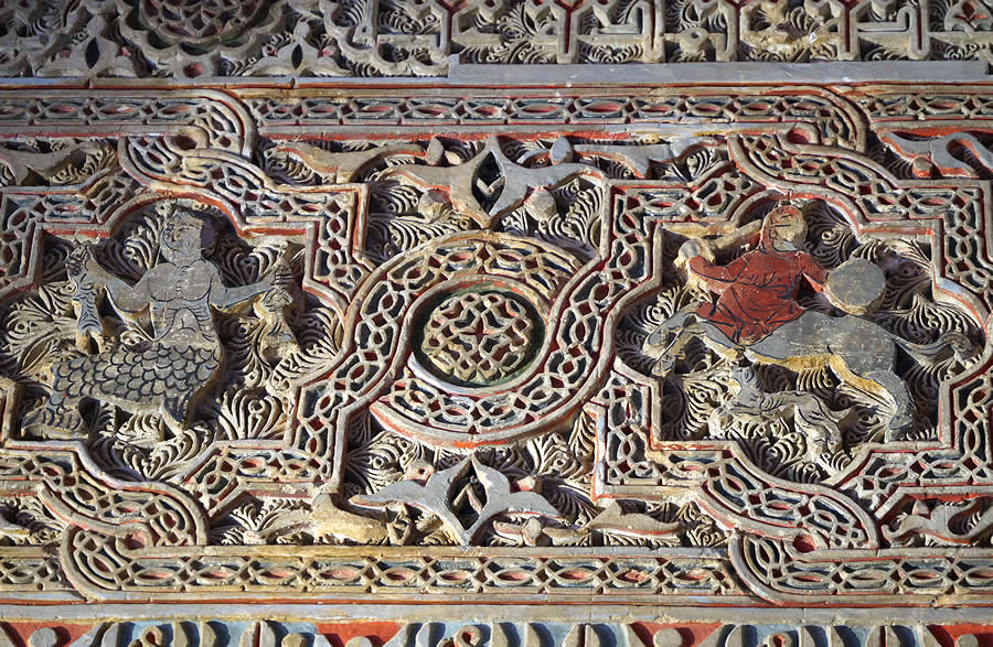 Yeserías del zaguán del Convento de Santa Clara con animales fabulosos