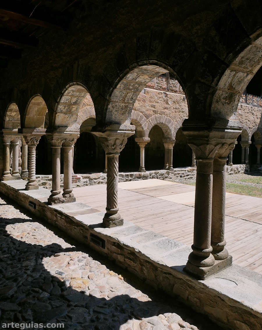 Claustro de l Abad&iacute;a de Lavaudieu