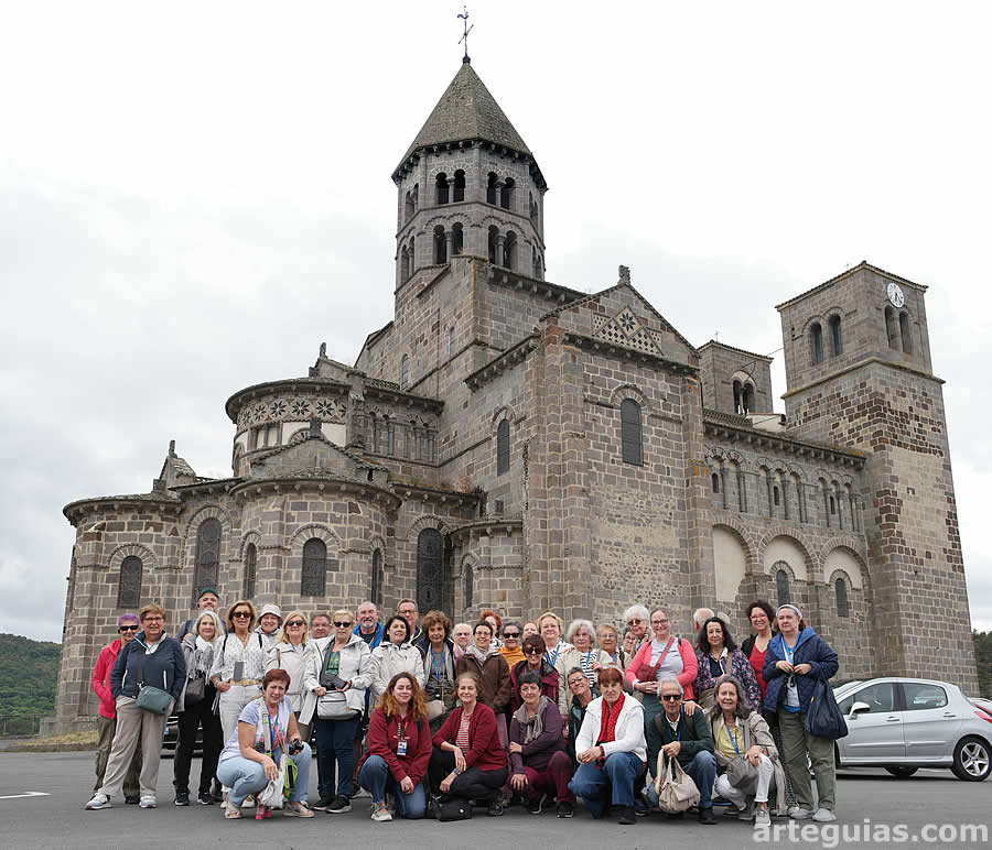 Foto de familia de la iglesia de Saint-Nectaire