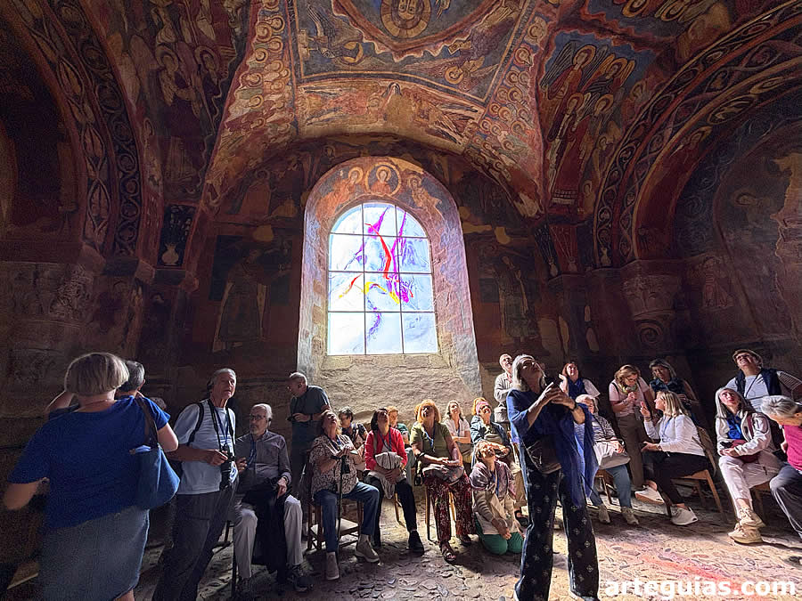 Admirando las pinturas romanicas de la Capilla de San Miguel de la iglesia de Brioude