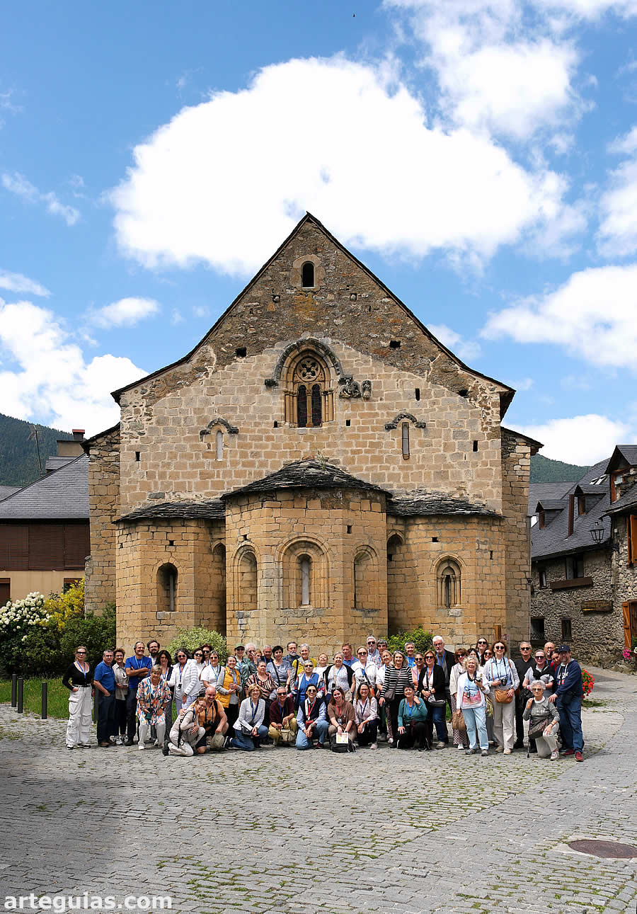 Fot de familia en la iglesia de Betr&eacute;n