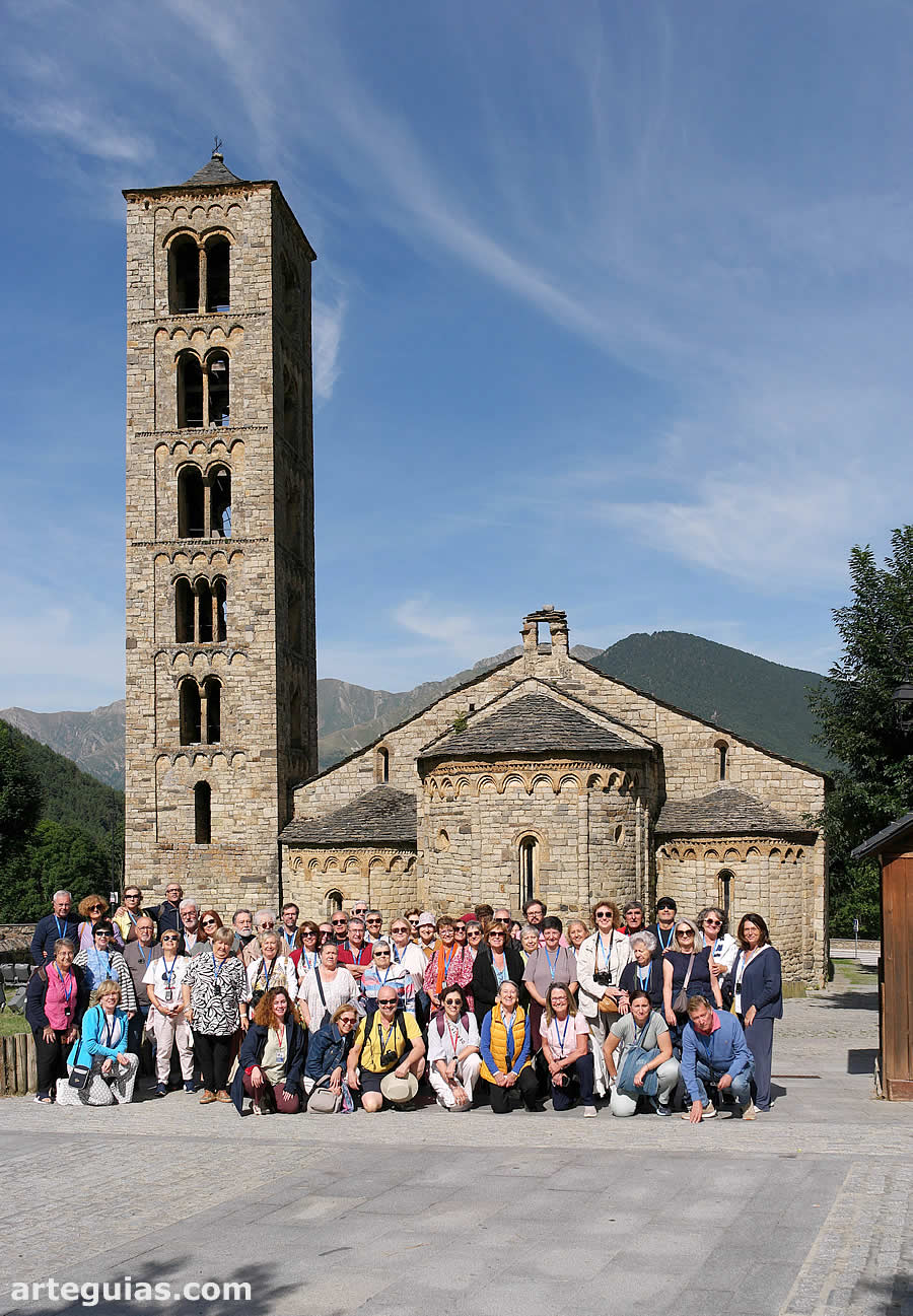 La esperada foto delante de Sant Climent de Ta&uuml;ll