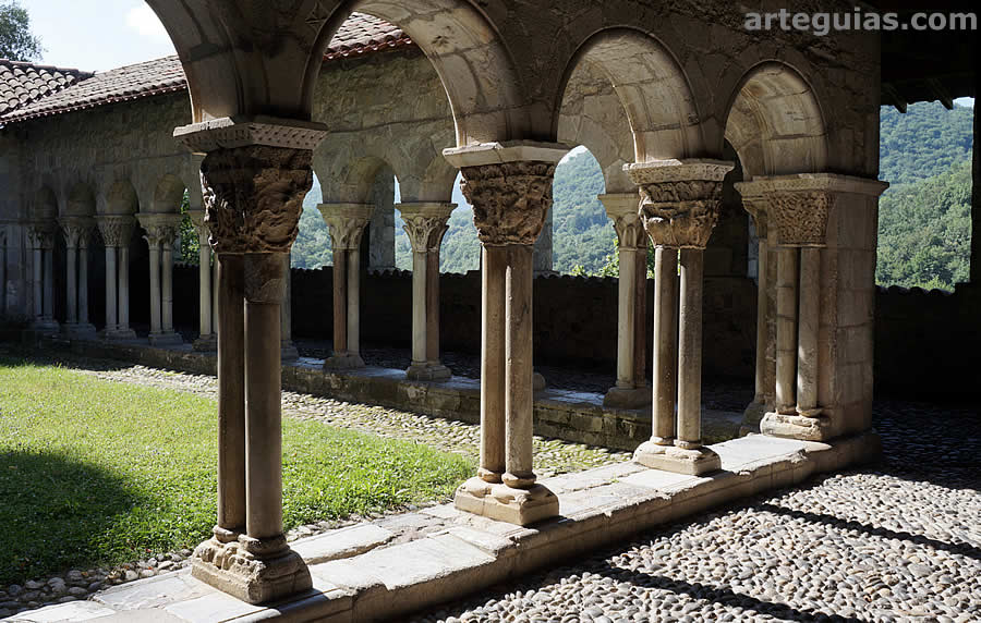 Saint Bertrand de Comminges: claustro rom&aacute;nico de la catedral