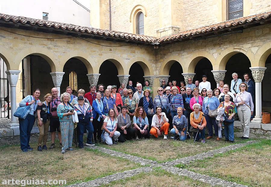 Foto de familia en el claustro de Saint Gaudens