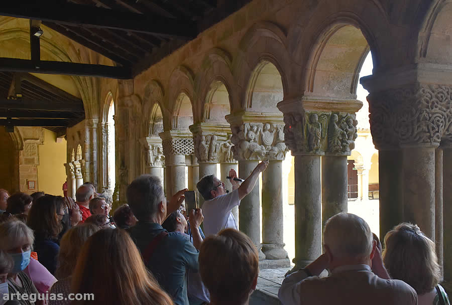 EL claustro rom&aacute;nico de la colegiata nos permiti&oacute; admirar su escultura