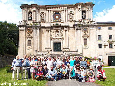 Ante la fachada del Monasterio de Samos
