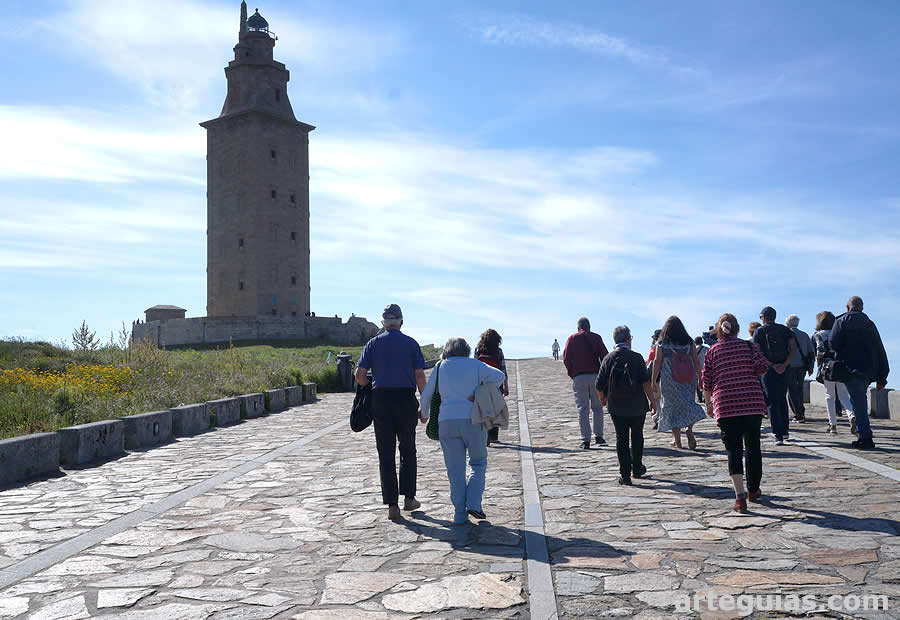 Paseo vespertino por los alrededores de la Torre de H&eacute;rcules