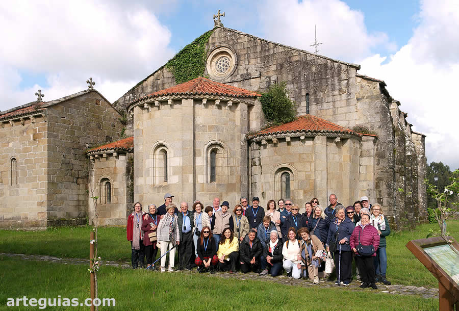 Foto de familia del domingo por la ma&ntilde;ana en San Salvador de Bergondo