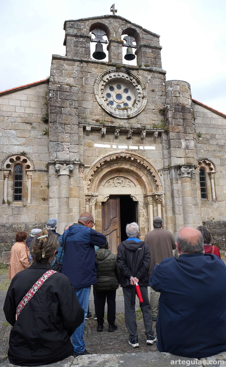 En la fachada de Santa Mar&iacute;a de Cambre