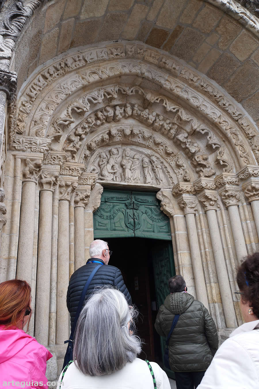 EN la puerta de Santa Mar&iacute;a de Azogue de Betanzos