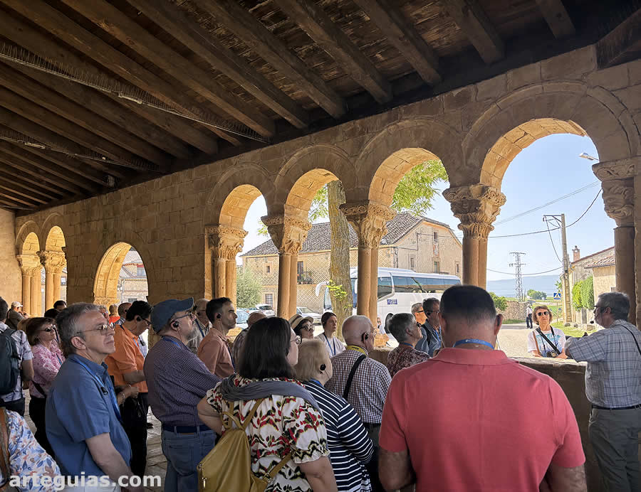 Explicaciones en la iglesia de Perorrubio